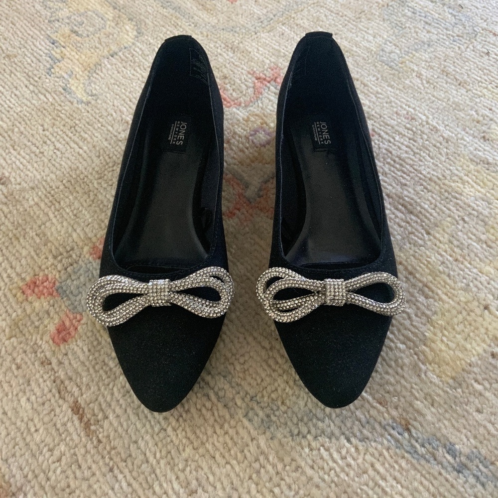 . Jones New York Black Pointed Toe Shoes with Rhinestone Bow